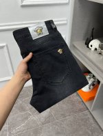 范思哲 新款来袭2630新春爆款新品 专柜有售 实体店极品牛仔裤专柜原版1:1好货，适合各个年龄段。市场最高版本的欧洲进口面料。舒适柔软亲肤，上身效果超级棒时尚