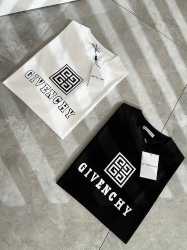 giv*Chy 纪*希2025春夏新款男女同款短袖T恤，主创时尚注入了全新时尚能量。通过探索各种题材和性感魅力，极具辨识度，引领全新街头时尚潮流。该款是G家独家