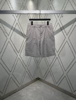 迪奥 25Ss新款工装牛仔裤展示 Oblique 印花，以休闲剪裁重新演绎工装风格。采用灰色棉质牛仔布精心制作，通体饰以经典的 Oblique 印花，彰显优雅气