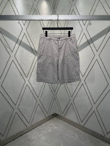 迪奥 25Ss新款工装牛仔裤展示 Oblique 印花，以休闲剪裁重新演绎工装风格。采用灰色棉质牛仔布精心制作，通体饰以经典的 Oblique 印花，彰显优雅气