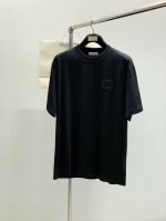 Loewe 罗意威，2025夏季最新款，专柜同步有售，原单狠货，时尚休闲圆领短袖T恤，上身很有特点！吸睛而有亮点，进口原版面料，顶级刺绣工艺字母图案装饰Logo
