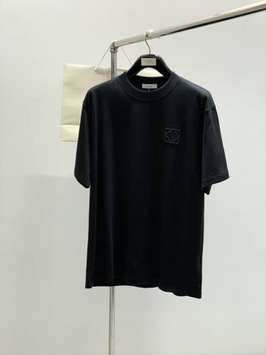 Loewe 罗意威，2025夏季最新款，专柜同步有售，原单狠货，时尚休闲圆领短袖T恤，上身很有特点！吸睛而有亮点，进口原版面料，顶级刺绣工艺字母图案装饰Logo