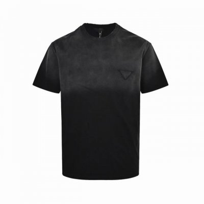 prada 普拉达 三角布标渐变水洗短袖 定制高克重 针织棉面料精心制作，手感特别的扎实，质感拉满，松软细腻上身舒适，优越的吸湿排汗性能，不闷热！胸前草写Log