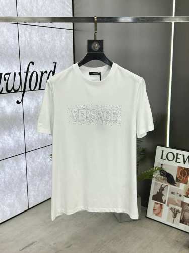 versace 范思哲 25Ss春夏新品水晶钻圆领短袖T恤，正面缀饰有进口澳钻品牌标识设计，打造男士基本款单品，为男士衣橱注入新意。采用80支双股丝光棉面料制成