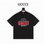 gucci古驰 胸前印花字母圆领短袖 高端绒面发泡印花工艺 三标齐全 ，黑白双色，280克高克重全棉。手感超好，做工细致，厚度适中，男女同款。 颜色：黑 白 尺