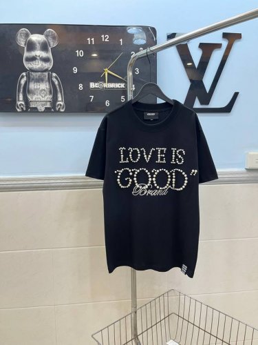 款号182 goodbrand2025Ss珍珠刺绣圆领短袖 采用280G纯棉双纱面料 上身舒适柔软 透气性强 前后幅采用天然珍珠 手工挑选 进口机器定位打点 上