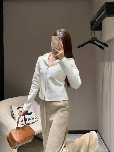 Miumi* 25Ss早春新款 蕾丝拼接拉链连帽小外套丨独家高版出品！这款真的是谁穿谁好看！恰到好处的长度无论什么身材都能驾驭 任何下半身都能搭配，真正的百搭单