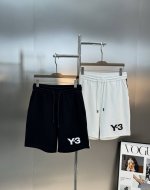 y-3*山本耀司超高品”2025S新款运动天丝五分短裤男女同款！休闲运动风格.Y3新推系列将条纹织带巧妙融入运动装设计，塑就一系列充满复古风情的运动风单品。彰显
