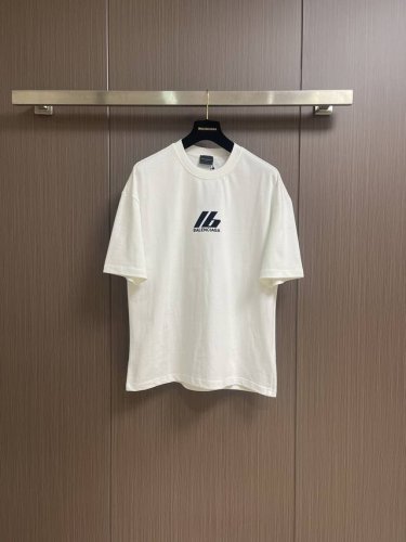balenciaga 印花Logo圆领短袖T恤，定织定染百分百纯棉双股面料 成衣洗水 前幅高清扫描图案完美还原激光定位机印 领口罗纹面料定织定染色 整体走线平直