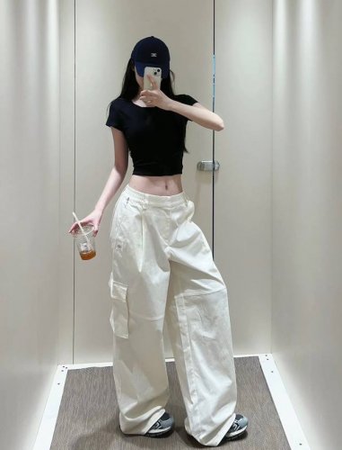 上新160 /新品又一神裤出现！ 谁穿谁是富三代Alo 新品白色工装阔腿裤 梨形身材天菜！ 春夏腰臀比战裤 上身真的超显腰细 半松紧腰带 阔腿版型超级修饰腿型！