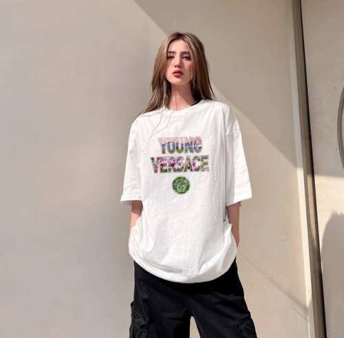 110 Versace/范思哲彩色字母印花短袖 上身图