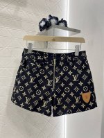 louis Vuitto*2025新品上架 高腰拉链皮标印花短裤 定制Yb进口醋酸材质 质感光泽 穿搭舒适亲肤 高腰口袋短裤版型 常规对称口袋设计 搭配撞色字母