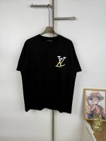 款号A1 Louis Vuitton 路易威登秀场限定24Ss新款Lv Logo手绘涂鸦数码印花圆领短袖T恤 280重磅纯棉，随意对比 采用特定重磅32S精棉平