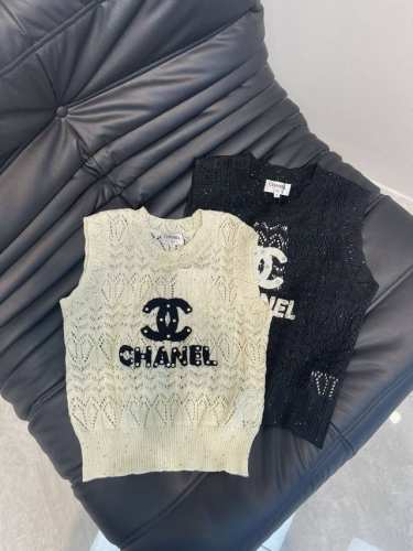 P200Chane* 25春夏新款亮片针织背心！定制羊毛针织材质 质感高级舒适 饰以手工缝制珠片点缀整体 居中双C立体徽标图案搭配钉钻装饰 彰显品牌个性 凸显穿