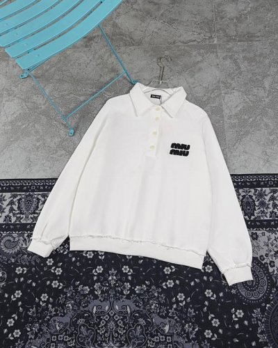 款M823 Miumiu Miu Miu polo长袖卫衣 面料：32S精棉鱼鳞双股卫衣 抓剪毛 ，400克 罗纹：26S精棉双纱1*1拉架罗纹，500克 工艺