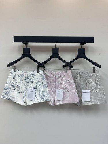 Chane*小香风25Coco Beach系列新品三色牛仔短裤 粉 蓝 格陵白三色带着浓浓的海风气息登场 灵感来自嘉柏丽 香奈儿热爱的海滨假期 将汉普顿的松 口