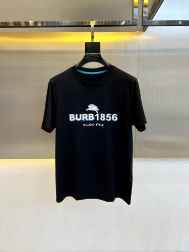 bur巴宝莉、2025春夏男士新款Logo圆领短袖T恤。进口定织面料，长绒棉29.3%莫代尔37.7%聚酯纤维23.1%氨纶6.2%毛发纤维3.7%，面料手感丝
