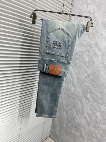 Miu‘’早春薄款男士新款高级时装休闲牛仔裤，原单1:1好货，简洁大气 ，专柜同款支持验货简约时尚，从容百搭，舒适专柜同款支持验货，百年奢侈品牌，英伦传统高贵的