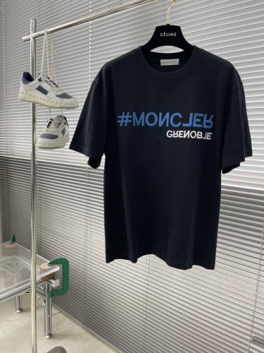 mon 25Ss夏季T恤来咯！刺绣Logo精致又吸睛，细节之处尽显品质。纯棉面料舒适透气，宽松版型休闲随性，百搭不挑人。穿上它，夏日出街秒变焦点，快冲一波！ 码