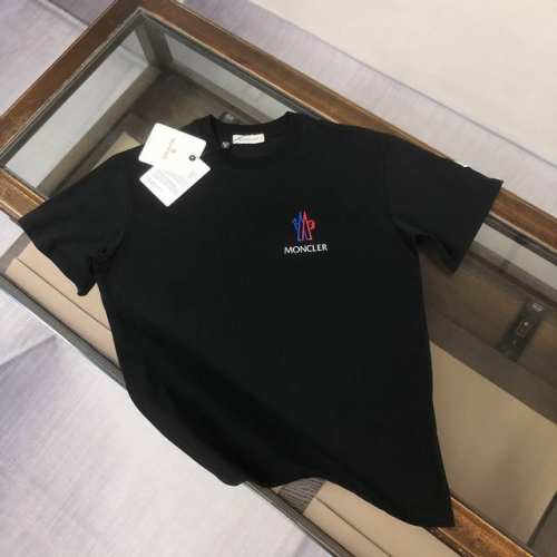 Amoncler 蒙口 2025最新款情侣款圆领短袖 情侣T恤 春夏新品 高品质 胸前立体标识字母Logo印花工艺！时尚百搭潮款 定制进口面料 ！穿着舒适 透气