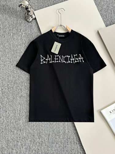 p110 Balenciaga* 2025春夏款上新 原高版本 巴黎世家 面料采用270克高密度纯棉 不变形 不缩水 工艺介绍：左胸前双B经典Logo仿手绘植绒
