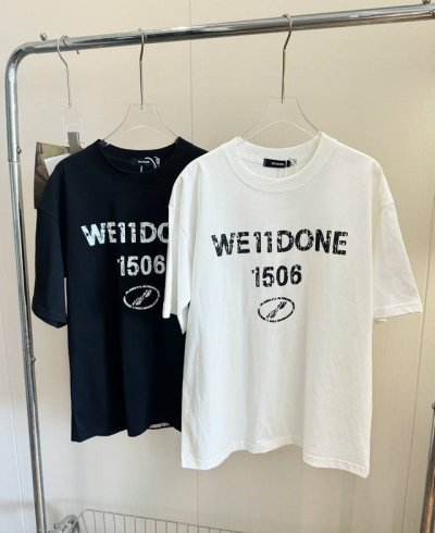 价格P： 品名：We11Don* 朋克风经典弹幕字母Logo短袖T恤 尺码：S.M.L 颜色：白色 黑色 夏天要来了，确定不来件We11，版型宽松，男女都可以穿