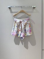Z*I*M*M新品上架 褶饰细节多色粉花卉图案短裤 选用亚麻面料制成，采用高腰设计，设有实用的侧缝口袋，配有一条可拆卸的丝巾腰带，整体饰有定位印花图案，彰显了淡
