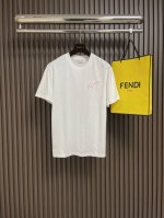 Valentino 华伦天奴2025Ss早春新款短袖圆领T恤，380高克重圆领设计经典简约，短袖剪裁适配日常穿着 整体呈宽松版型，穿着舒适自在。前胸位置设刺绣