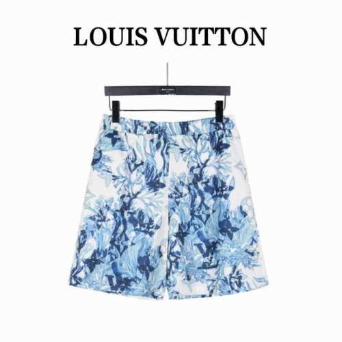 louisvuitton 路易威登 珊瑚海藻短裤 采用真丝面料，亲肤的同时衣服更也更显质感。这款清新的短袖衬衫采用本系列的Monogram Aquagarden