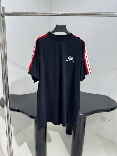 新品Unity Sports Icon廓形T恤 同源平纹针织面料 肩部做了撞色条纹 正面饰以Unity Sports Icon艺术作品刺绣 成衣洗水做旧 男女同