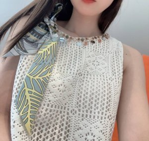 H家新款丝巾 女骑士之舞 %重磅真丝斜纹绸 爱马仕束发带 双面双款 顶级斜纹真丝打造 超精细的印花非常清晰 绝对是送礼自用的首选丝带既可绕于颈间 亦可缠于腕部