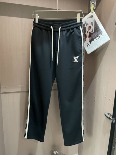 Lv 2025春夏最新系列男士休闲裤！ 采用客供弹力柔棉材质，柔软细腻，手感绝佳！品牌格调一览无余！极简主义设计，没有多余浮夸的元素来宣兵夺主，细节做工精细，五