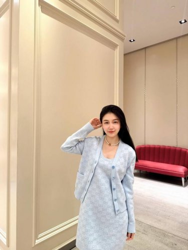 Guc*I 25Ss春夏新款 Logo暗纹V领针织开衫丨独家Yb开发！高版出品！经典V领开衫版型，高级慵懒又不会挑身型，Logo若隐若现，既展现了品牌的魅力，又