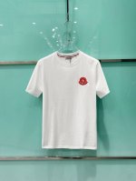 蒙口家 2025Ss新款首发专柜最新款短袖圆领T恤 高端订制 设计前卫时尚 品牌Logo重工艺设计 高端定制250克面料.手感柔软.穿着舒适.专柜级别精致车线.