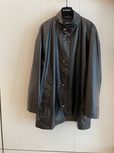 cc Vintage长款薄款风衣外套 采用轻盈抗皱面料 春秋微凉天气轻松驾驭 简约翻领搭配纽扣设计 落肩袖型随性洒脱 及膝长度拉长视觉线条 通勤休闲皆可搭配 内
