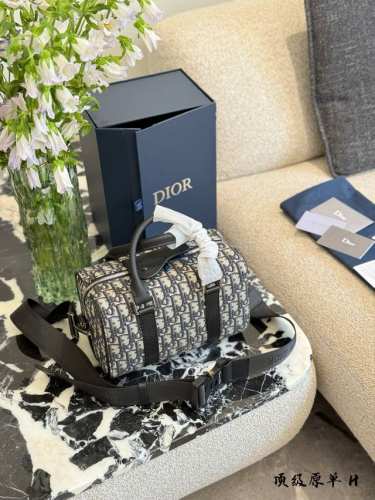 今天一定要给你们种草Dior 一直以来都是时尚的代名词，其男包更是将 优雅.与时尚完美融合。1子 设计简洁大方，线条流畅，每一个细节都彰显着品牌的精湛工艺。 材