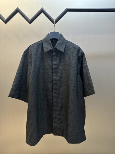 Fendi 全幅Ff短袖衬衣 定制墨韵提花亚麻绮罗面料 饰以Ff字母点缀全幅 以迷宫般的设计交织于短裤 双F字母提花 通过在织布过程中改变纱线的交织方式 形成双
