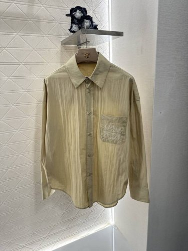 loew*2025新品上架 宽松文艺口袋衬衫 定制Yb进口斜纹棉稠材质 质感舒适细腻 长袖翻领衬衫 裁剪利落修身 腰身宽松直筒版型起到遮肉包容效果 搭配胸前点缀