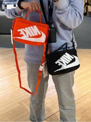 Nike Box耐克经典款鞋盒包男女同款夏季便携式小包单肩包斜跨包也可以当手拎包，黑白熊猫配色还有橘色清新时尚配色都无可挑剔 大容量设计基本满足日常出街和通勤，