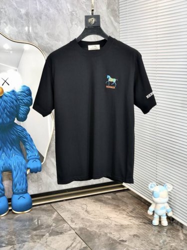 爱马仕。穿200斤。宽松版 顶级货品2025春夏新款首发专柜最新款短袖圆领T恤 高端订制 设计前卫时尚！品牌Logo重工艺设计 高端定制天丝面料.手感柔软.穿着