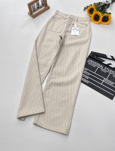 Dior25春夏新款D字母提花满印杏色长裤 采用高端面料牛仔穿起来很舒适前后满印设计，轻奢感在线浅蓝色系增添视觉魅力裤子纹路细腻手感很好，显瘦百搭版型任何身形都