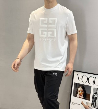 p250 givench*Y纪梵希25S春夏新款圆领短T. 悬垂感强！手感质感都极完美！胸口Logo的经典字母签名设计.3D立体发泡设计.立体有凸凹感丰富大家的
