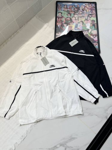 balenciaga巴黎世家Bb刺绣防晒衣织带拼接外套 男女款 夏天怎么少得了防晒外套呢 要听劝 夏天炎热防晒真的特别的重要 这款真的是无性别穿搭 真的很好搭配