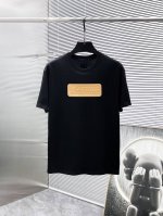 路易威登 Lv 2025Ss新款 半袖 体恤 短袖 圆领 T恤，高端版本！专柜定制面料 透气舒适度高，细节无可挑剔，品牌元素设计理念，体现高品质。手感细腻柔软！