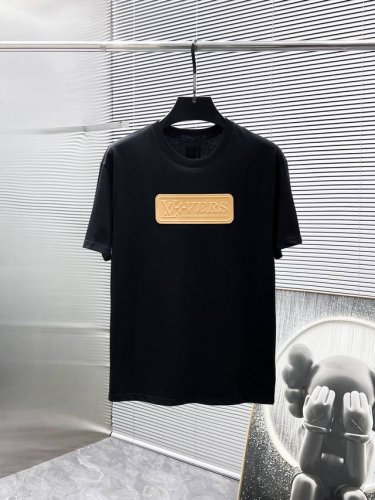 路易威登 Lv 2025Ss新款 半袖 体恤 短袖 圆领 T恤，高端版本！专柜定制面料 透气舒适度高，细节无可挑剔，品牌元素设计理念，体现高品质。手感细腻柔软！