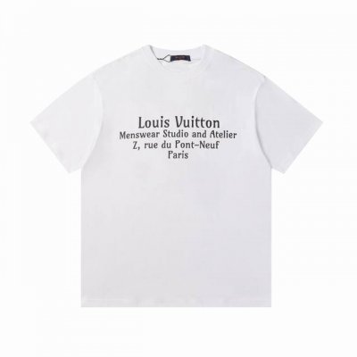 上新 高版本 Louis Vuitton路易威登 驴家经典字母图案短袖 专柜最首发官网同步，专柜纯棉面料！ 贴肤舒适，耐看又好穿， 经典项链字母图案Logo设计