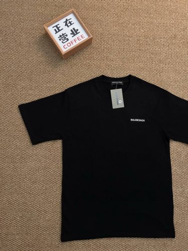 顶端刺绣品质巴黎世家Balenciaga基础款字母短袖宽松男女同款情侣款 采用抗菌260克新疆长绒棉重磅面料 透气舒适 怎么洗都不起球透气轻柔的短袖，让您穿着舒