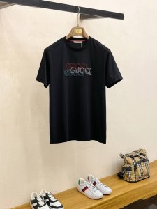 古驰 2025新款原单男士休闲打底短袖T恤！高端定制 高版本 时尚百搭爆款宽松版型原版进口420克双股纯棉面料 螺纹袖口.领口衣摆 手感超柔软细腻 穿着亲肤舒适