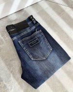dolce & 杜嘉*纳 2025春夏新品牛仔裤，水洗处理自然不易变形脱色、立体剪裁完美塑形面料质舒适柔软随意搭配、舒适代表它对时尚休闲的诠释是Dg一贯作风 细