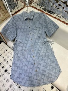 fendi*2025夏季新款 翻领单排扣连衣裙 整体牛仔提花面料 侧边抽绳设计 下摆不规则剪裁设计 版型宽松舒适 包容性极佳 单色Sml